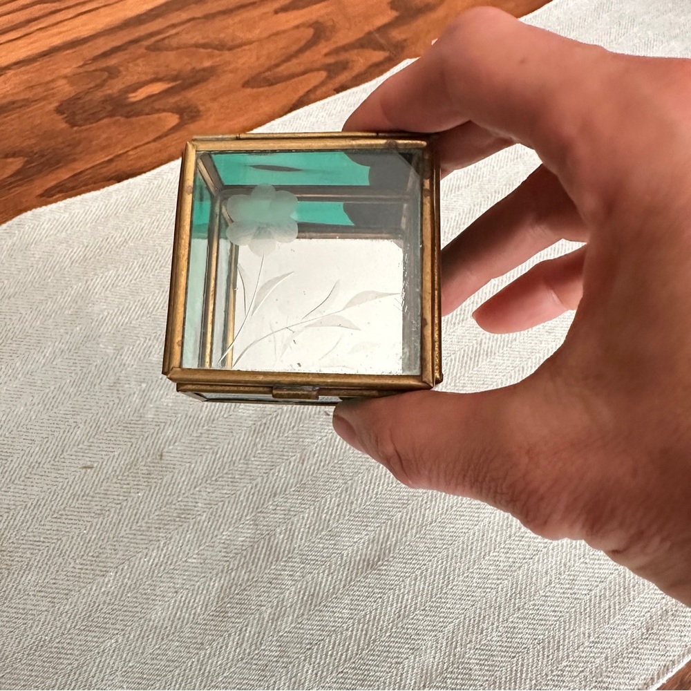 Elegant Green Glass and Gold Accent Box - Picture 7 of 9